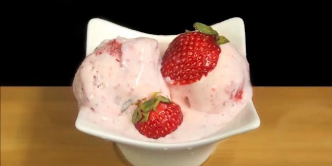 गाढ़ा दूध और स्ट्रॉबेरी के साथ आइसक्रीम खाना बनाना कैसे