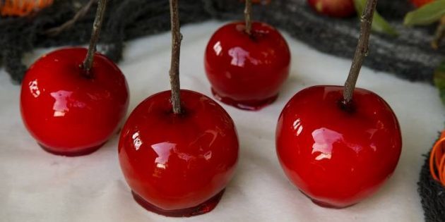 एक लाल कारमेल में सेब