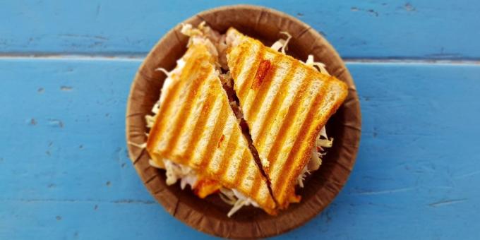 पनीर: टर्की, पनीर और arugula के साथ गरम सैंडविच