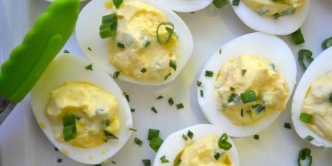 हरी प्याज के साथ भरवां अंडे