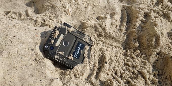 स्मार्टफोन Poptel P9000 मैक्स संरक्षित: रेत में