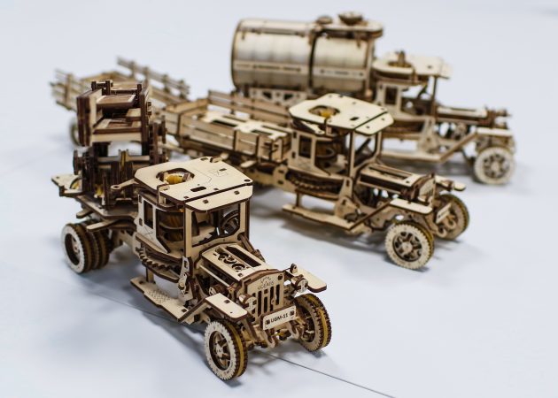 अवलोकन UGEARS डिजाइनर: लकड़ी ट्रक कि बैटरी के बिना चला जाता है
