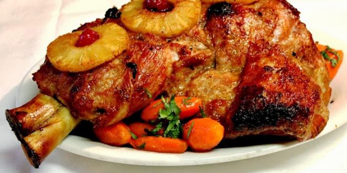 अनानास, बादाम और आलूबुखारा साथ पोर्क हैम: ओवन में सुअर का मांस