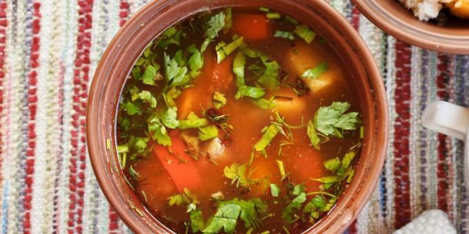 बर्तनों में साधारण सब्जी का सूप