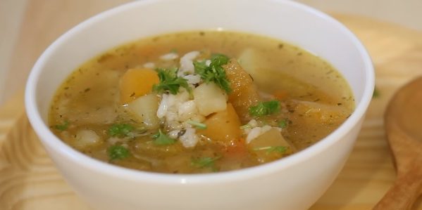 एक शलजम से व्यंजन: शलजम और चावल के साथ सब्जी का सूप