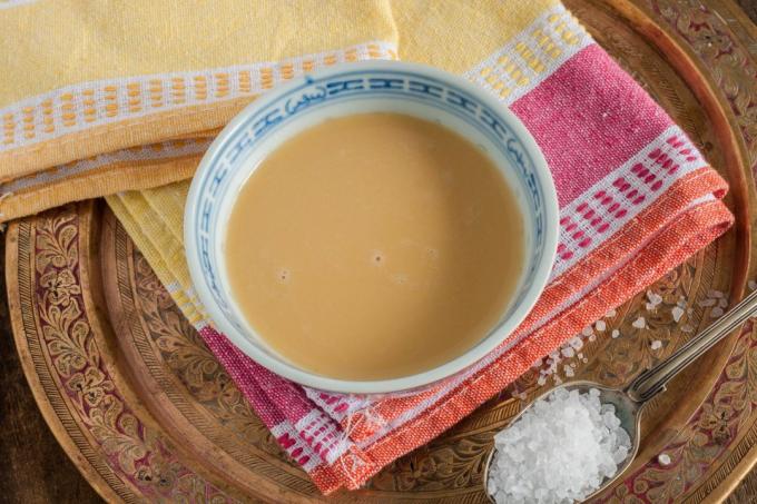 तिब्बत में मजबूत हरी चाय का मक्खन और नमक याक में जोड़ा जाता है
