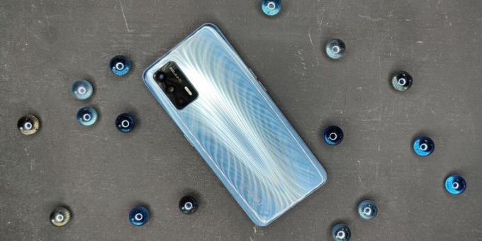 Realme GT 5G का बैक पैनल: केस की बनावट पीठ पर "डेनिम" पैटर्न पर जोर देती है