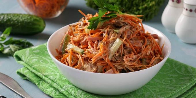 कोरियाई गाजर, खीरे और हैम के साथ सलाद