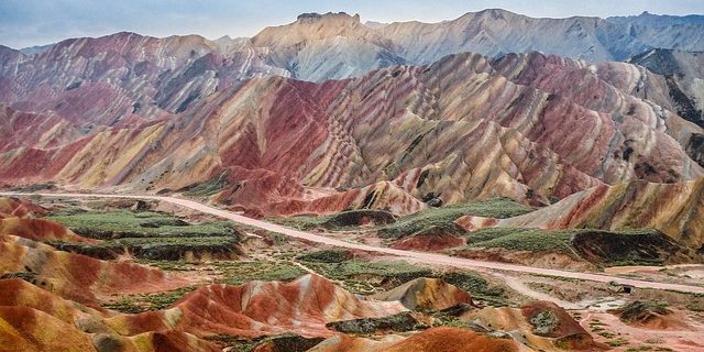रंग पहाड़ियों ज़ांग्ये Danxia राष्ट्रीय भूवैज्ञानिक पार्क, चीन: एशियाई क्षेत्र जानबूझकर पर्यटकों को आकर्षित