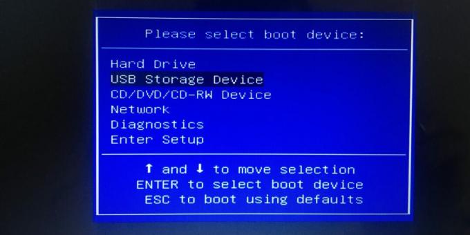 USB फ्लैश ड्राइव से बूट करने के लिए BIOS को कॉन्फ़िगर करने के लिए, USB संग्रहण डिवाइस आइटम का चयन करें