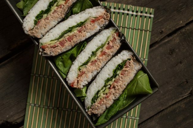 क्लासिक ओनिगिरजु सुशी सैंडविच को सोया सॉस के साथ या बिना परोसा जा सकता है