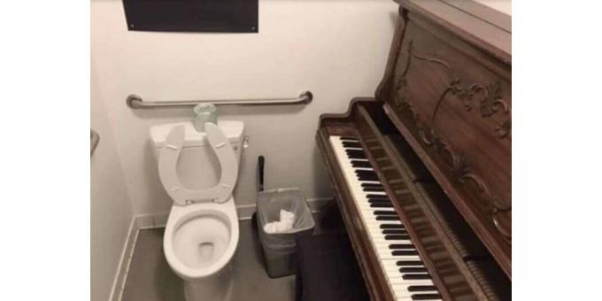 शौचालय में पियानो