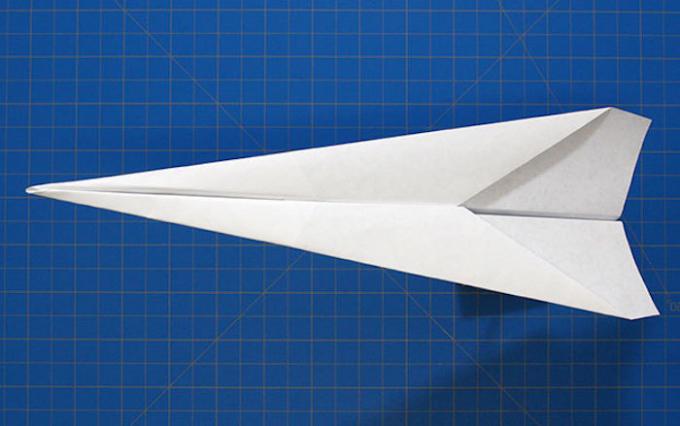 कागज के बने एक हवाई जहाज बनाने के लिए