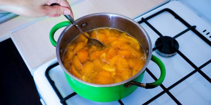 खुबानी और संतरे से जाम: कम आंच पर 20 मिनट के लिए खाना बनाना