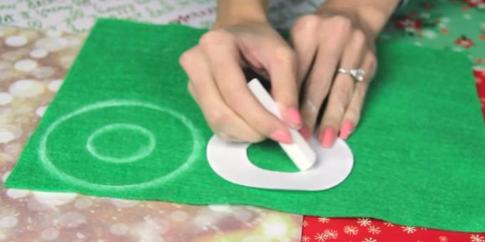 अपने हाथों के साथ क्रिसमस खिलौने: एक पैटर्न और वृत्त बनाना