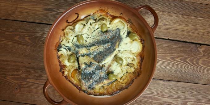 ओवन में मछली कैसे पकाने के लिए: प्याज और खट्टा क्रीम के साथ flounder