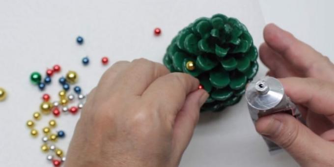 कैसे अपने हाथों से एक क्रिसमस का पेड़ बनाने के लिए: मोती जोड़ें