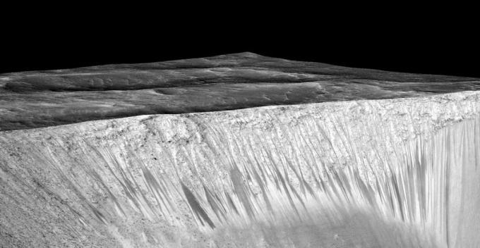 मंगल पर पानी तरल रूप में मौजूद है