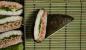 टुनिगा और पालक के साथ ओनिगिरजु सुशी सैंडविच