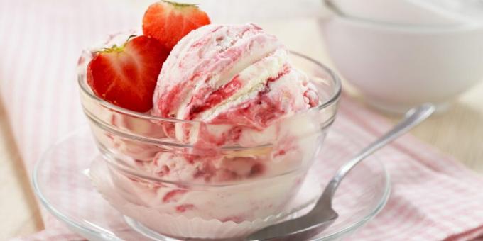 चीज़केक स्वाद के साथ स्ट्रॉबेरी आइसक्रीम