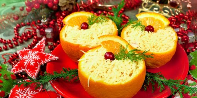 नारंगी में केकड़े की छड़ें के साथ पनीर सलाद: नए साल के सलाद के लिए व्यंजनों