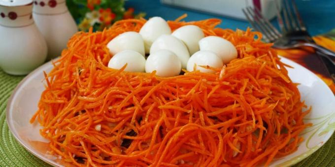 कोरियाई में गाजर के साथ सलाद 