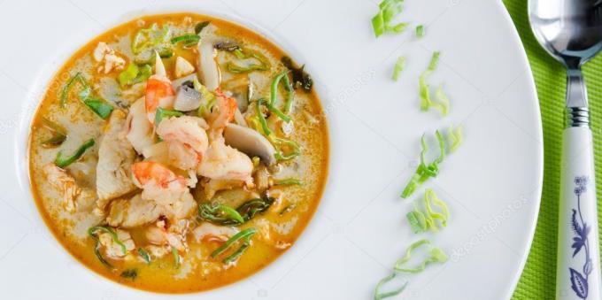 थाई सूप "टॉम रतालू" मशरूम और हरे प्याज