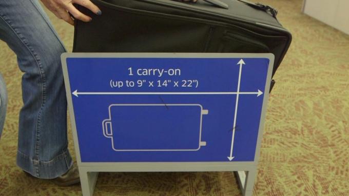 विमान पर हाथ के सामान के आकार: चेकिंग बैग आयामों के लिए फ्रेम