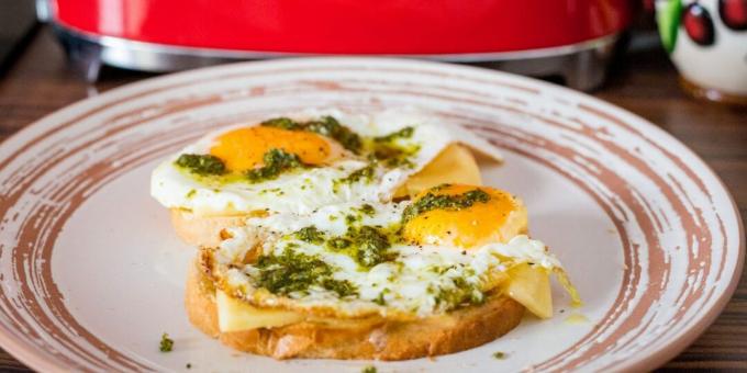 पेस्टो के साथ अंडे - 5 मिनट में बढ़िया नाश्ता