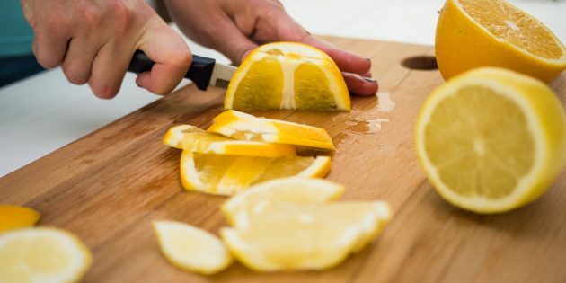 चेरी नींबू पानी: नींबू और संतरे धो लें