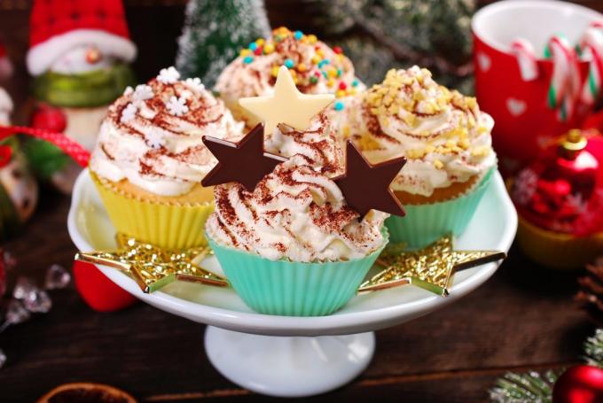 नए साल के लिए क्या तैयार करने के लिए: चॉकलेट के साथ दही cupcakes