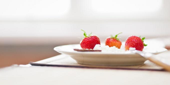 क्या एक कसरत से पहले खाने के लिए: स्ट्रॉबेरी और मूंगफली के साथ पनीर