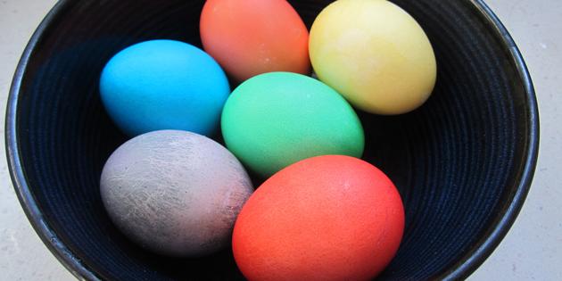 अंडे की दुकानों घुलनशील रंगों पेंट करने के लिए कैसे