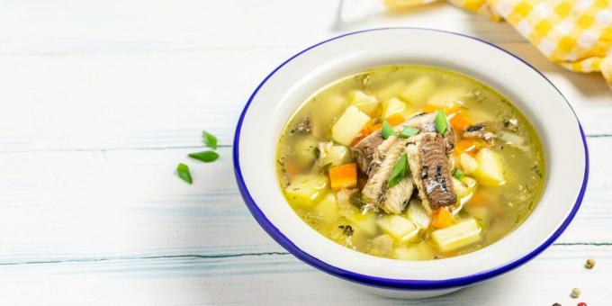 धीमी कुकर में बाजरा के साथ डिब्बाबंद मछली का सूप