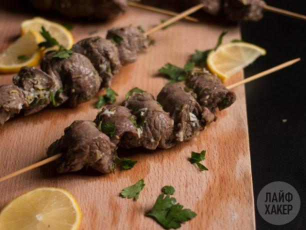 गोमांस कटार पर शिश कबाब आप सेवा करने से पहले उन्हें काढ़ा करते हैं तो रसदार हो जाएगा 