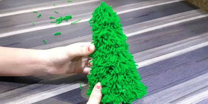 धागे से क्रिसमस का पेड़ कैसे बनाएं