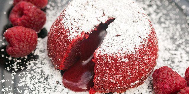 फरवरी 14 के लिए व्यंजनों: केक "लाल मखमल" एक तरल भरने के साथ