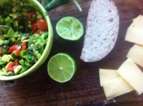 पकाने की विधि: guacamole और पनीर के साथ गरम सैंडविच