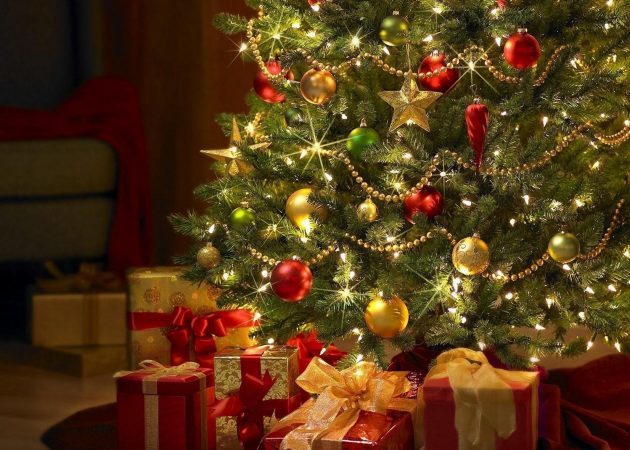 सजाने एक क्रिसमस का पेड़: गेंदों और चमकी