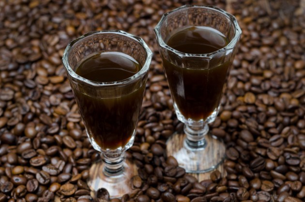 कैसे एक कॉफी मदिरा तैयार करने के लिए
