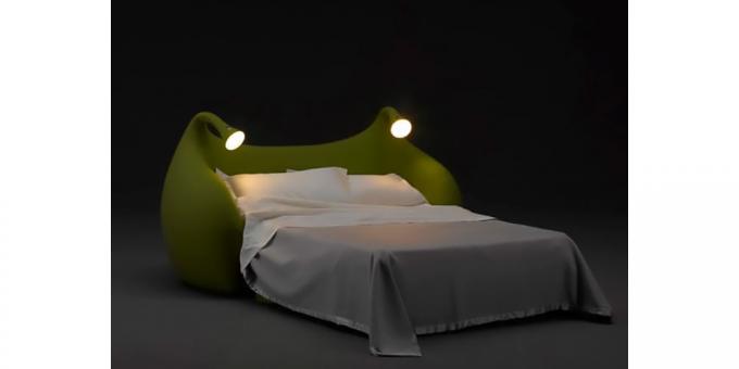 बेडसाइड दीपक के साथ बिस्तर