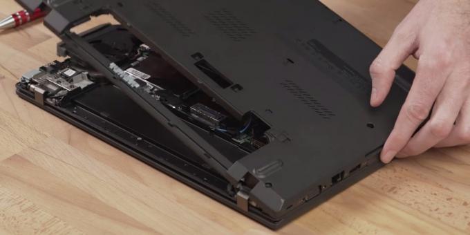 SSD को लैपटॉप से ​​कैसे कनेक्ट करें: कवर को हटा दें