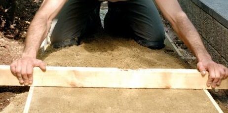 एक बगीचे पथ बनाने के लिए कैसे: रेत वितरित