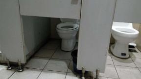 बार और स्कूलों में 15 भयानक शौचालय डिजाइन