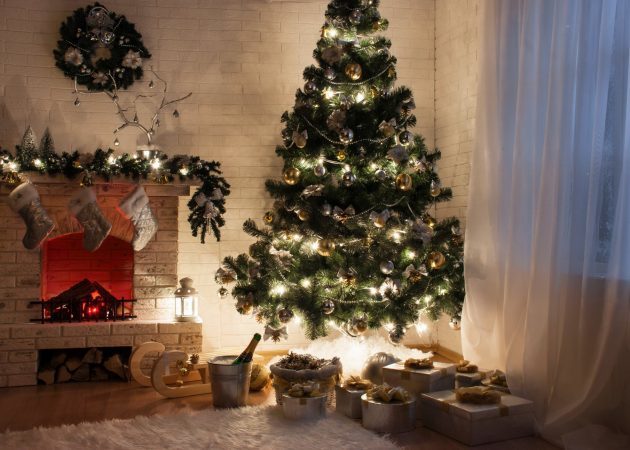 सजाने एक क्रिसमस का पेड़: सादा खिलौने