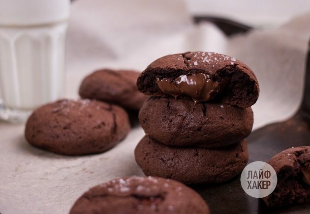 चखने से पहले शौकीन शैली के चॉकलेट चिप कुकीज को ठंडा होने दें
