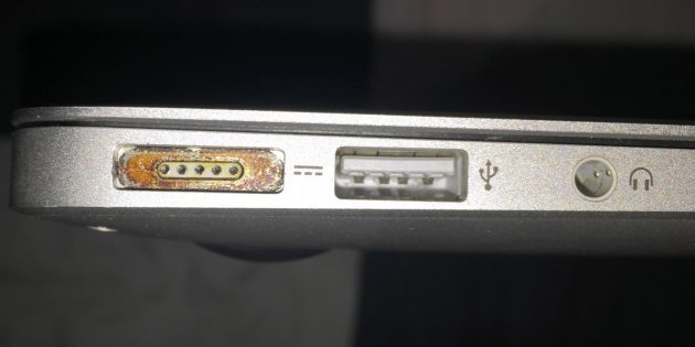 कनेक्टर का निरीक्षण जब विंडोज, MacOS या लिनक्स के साथ लैपटॉप चार्ज नहीं है, तो आप