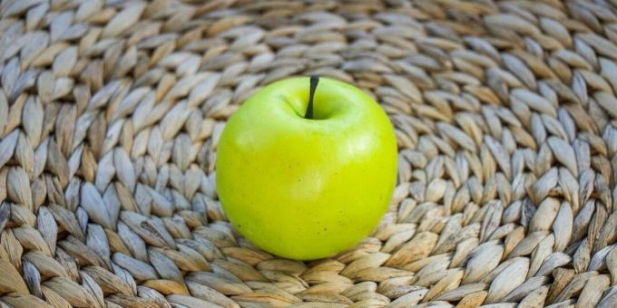 अपने मुंह से लहसुन और प्याज की गंध से कैसे छुटकारा पाएं: एक सेब खाएं