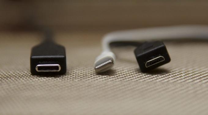 USB टाइप-सी, बिजली, माइक्रो यूएसबी: बाएं से दाएं