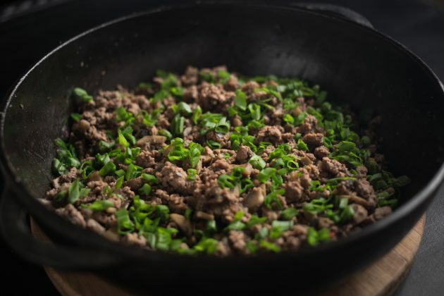 मांस बन्स: कटा हुआ हरा प्याज में टॉस